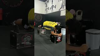 Exercício para atleta prancha com passada de Kettlebell para um lado e outro #feedshorts