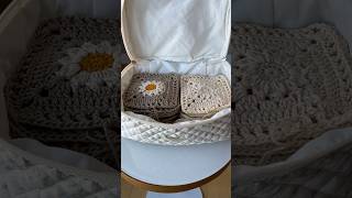 Aren’t these daisy granny squares gorgeous? 🌼 #grannysquare #ilovecrochet #daisyflower