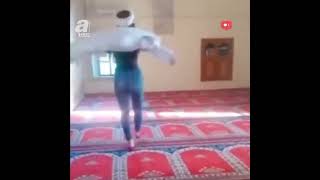 MALATYADA GENÇ BİR KIZ SARIK CÜBBE GİYEREK CAMİDE DANS ETTİ