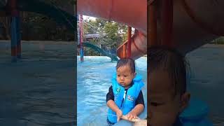 disuruh berenang malah nyuci di waterpark #renang #bayilucu #shorts