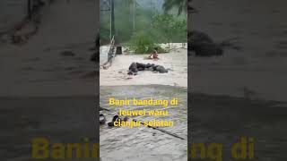 banjir bandang || di cisadea Leuwi waru menyebabkan jembatan penghubung terendam