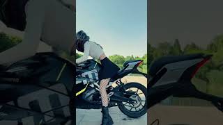 Do you know why this motorcycle is shaking so much？😂😂#motogirl #sexy #foryou #fyp #tiktok #funny