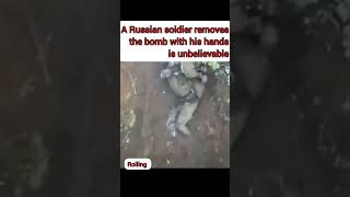 Rolling !! a Russian soldier removes the bomb with his hands 😱😱😱 unbelievable