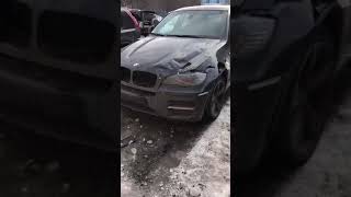 Nord-News: Упавшая с крыши дома наледь в центре Мурманска повредила BMW