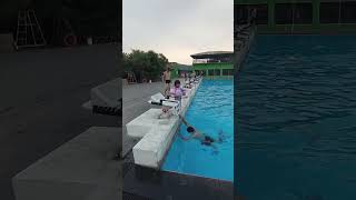 Bayi beb 3 tahun berenang di kolam olympic 50 meter dalam 5 meter