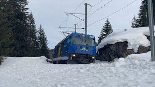 RhB Pendelzug mit Ge 4/4 III und Einheitswagen am Davosersee als Verstärkungszug