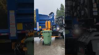 trash can wheel gets stuck on grippers #garbage #trashcan #recycling #gogarbage #trashbin #garbage