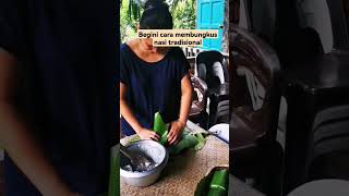 Begini cara membungkus nasi dalam daun