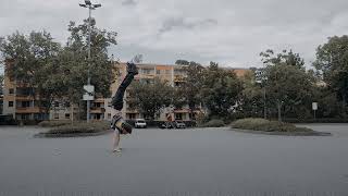 Stop and go walking in a handstand #handstandwalking #handstandvariations #parcour #calisthenics