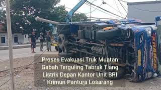 Proses Evakuasi Truk Muatan Gabah Terguling Tabrak Tiang Listrik