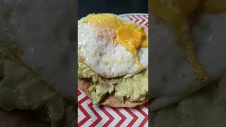 tortilla de avena, huevos fritos, palta y frutos secos #breakfast #tortilla