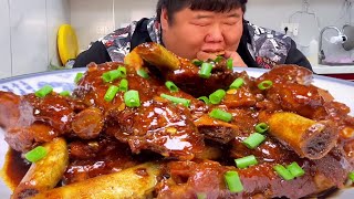 Brother Monkey makes a 10-pound pork rib stew, and eats the ribs and rice until you’re full!