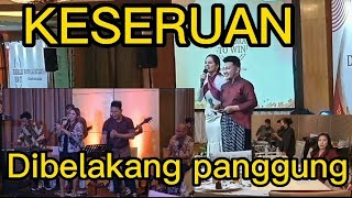 KESERUAN DIBELAKANG PANGGUNG !! soundmannya seneng nih didampingi usher cantik.