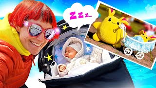 ¡Mamá de Lucky sale pasear con su bebé y juguetes de peluche! Juegos de bebé