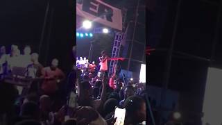 Seyi vibez disses zinoleesky on stage.