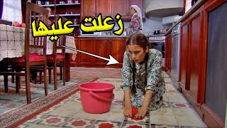 بسبب الظلم ال عم تتعرضلو زهرة حتى الخدامة زعلت عليها