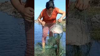 Increíble mira lo que Atrapo esta Mujer con #red  #shorts pesca