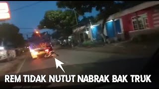 viral!! pengendara ini ngerem tidak nutut hingga tabrakan.