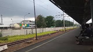 Kertajaya ngebut di Stasiun Bekasi