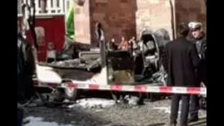 Der abgebrannte Wurstwagen auf dem Münster Platz in Freiburg