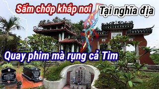 Sấm chớp liên hồi tại nghĩa trang khi tìm mộ Lạ