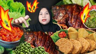 IKAN BAKAR + AYAM BAKAR, TEMPE TAHU GORENG, LALAPAN MENTAH & SAMBEL NYA PEDES NGEJERIT 🌶️🥵MUKBANG