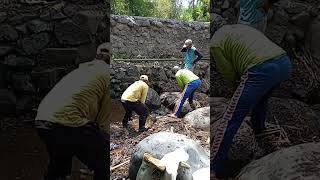 Memasukkan Batu Besar Ke Dalam Dam yang Jebol