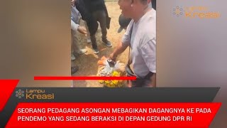 AKSI TERPUJI SEORANG PEDAGANG ASONGAN MEBAGIKAN DAGANGNYA KE PENDEMO DI DEPAN GEDUNG DPR