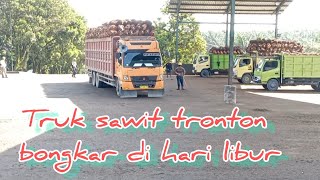 truk sawit tronton bongkar di hari libur!!@suriadi kw loader