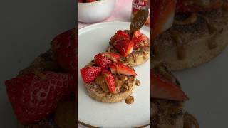 Biscoff stuffed crumpets with fresh strawberries! 🍓 #frenchtoast #crumpet #brunch #dessert