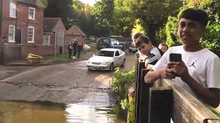 real police car sends it into deep water (Budale ne znaju sta ce)