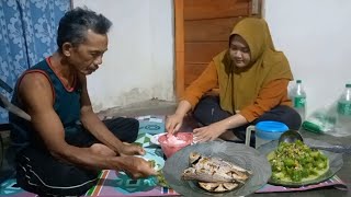 Aktivitas Hidup Di Desa, Memasak Tumis Oyong Atau Gambas Dan Ikan Asin Goreng, Makan Malam Bersama