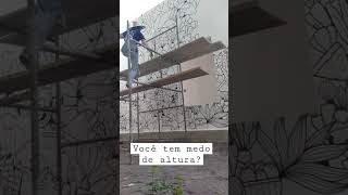 Você tem medo de altura? essa arte estou subindo em um andaime MUITO ALTO