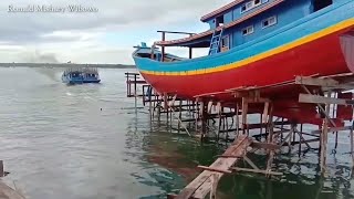 Detik-Detik Penurunan kapal ke sungai dan laut