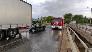 Бус за дограми се вряза в тир, пътят към Дунав мост е затворен