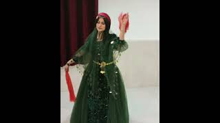 Beautiful Turkish girl dancing with original Qashqai music! Unique!