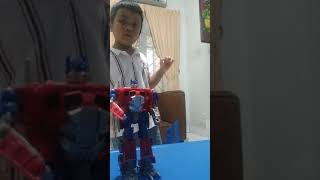 Senam bersama Optimus prime