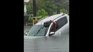 VÍDEO: Populares ajudam homem a sair de carro em rua inundada, em Nova Descoberta