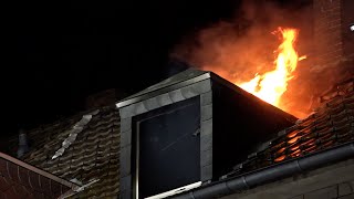 Passanten wecken Bewohner | Feuerwehr löscht Dachstuhlbrand in der Krefelder Innenstadt | 10.05.2023