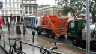 Lorry driver out to impress! Lorry stops at Advanced Stop Line London Bridge