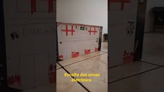 polícia escolta a chegada de novas urnas