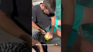 So öffnet man eine Kokosnuss 😂 like a pro 🥥 #coconut #bali #indonesien #reisen #urlaub #dailyvlog