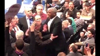 Charles Oakley gets into FIGHT in the stands | Clippers vs Knicks | 2/8/17