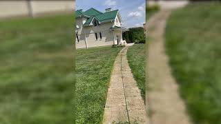 We show how to level the paths with a lawn mower \ показываем как постригать края дорожки мотокосой