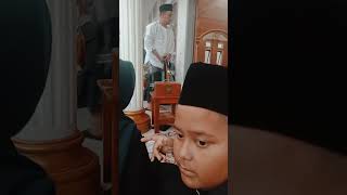 anak ini gak mau ketinggalan ibunya salat idul fitri juga duduk sama ibunya padahal