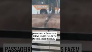 Motociclista é arrastado por enchente e passageiros de um onibus tentam ajudar.