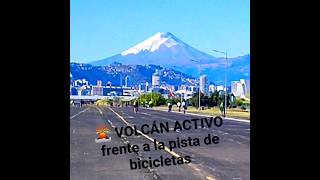 Volcán en actividad visto desde pista bicicletas centro de Quito. Volcán Cotopaxi Ecuador.   #quito