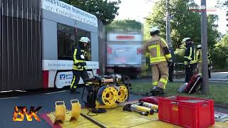 Schwerer Crash am Bahnübergang: Straßenbahn entgleist nach Unfall mit LKW - 5 Verletzte | 02.07.2022