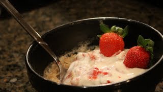 10 Minute Bodybuilding Oatmeal Breakfast:  Strawberry Shortcake Oatmeal