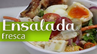 Ensalada fresca con rico mango, cebollitas, verduras, pechuga de pollo y huevo. !!! 😊